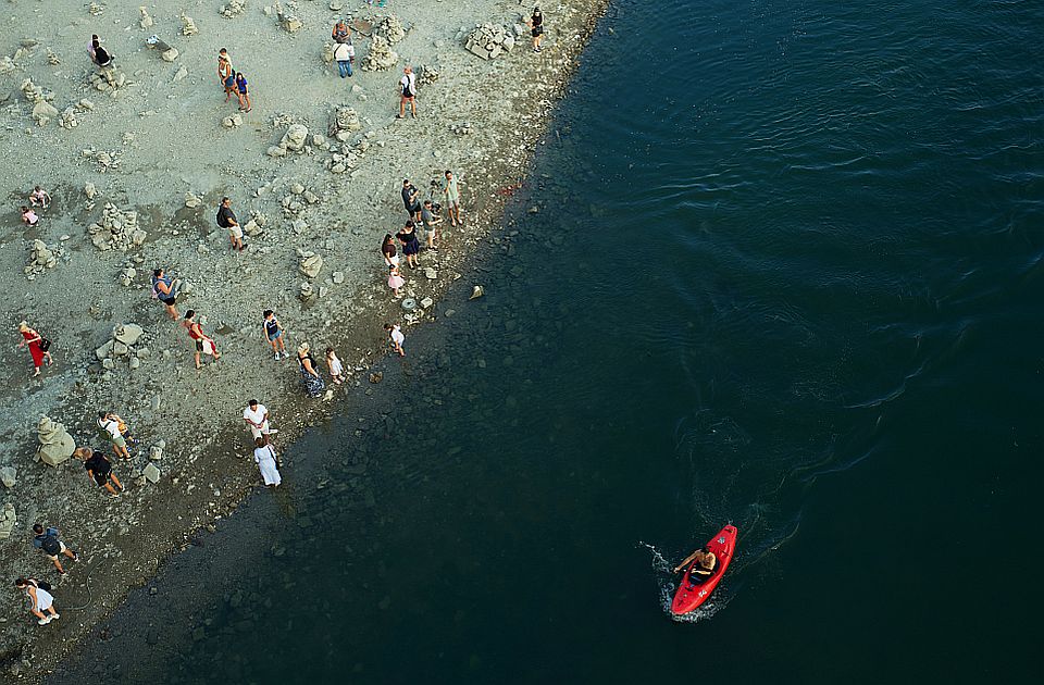 Dunav sve plići, Mađarska potapa dve barže kod nuklearke Pakš