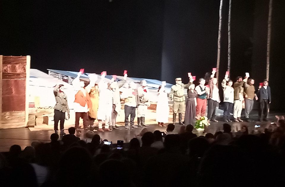 VIDEO Ansambl JDP na Sterijinom pozorju podržao studente u blokadi: Glumci podigli indekse