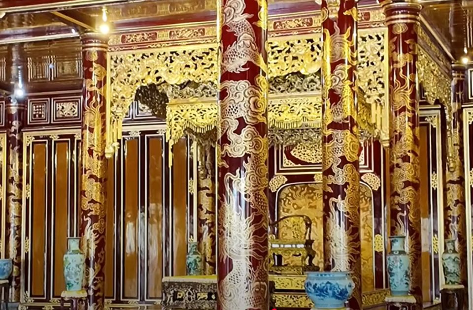 Muškarac u Vijetnamu polomio deo drevnog trona: Uhapšen i poslat kod psihijatra