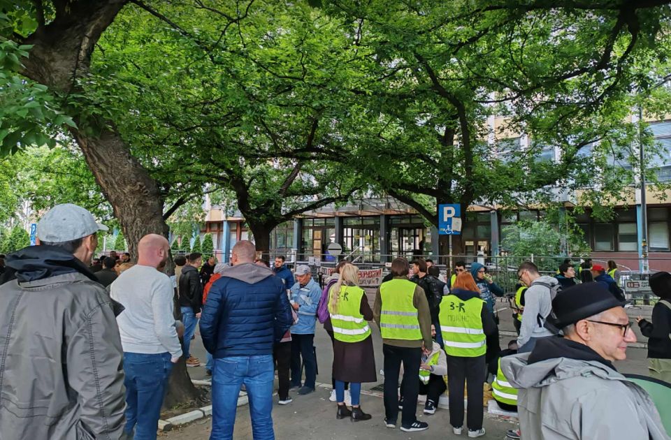 FOTO, VIDEO Novosadski sud blokiran 12. dan: Prisutni građani, od ćacija ništa
