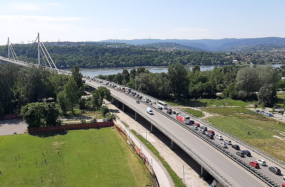 Gužva na Mostu slobode zbog udesa
