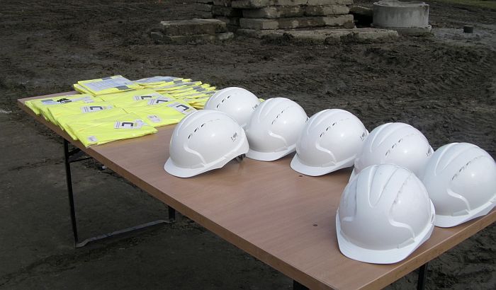 Ministar Đorđević obišao građevinare i podelio im brošure i smernice kako da rade bezbedno i zdravo