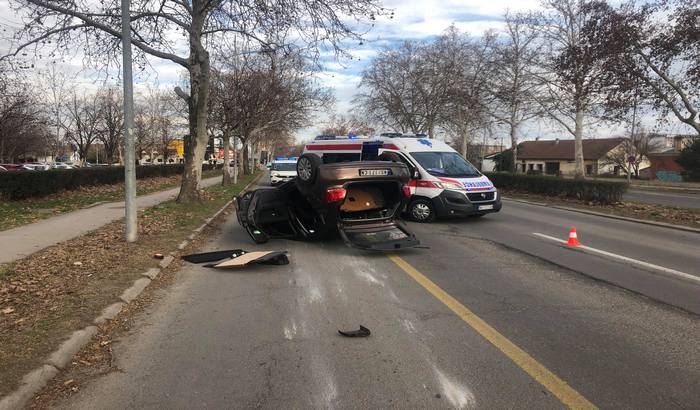 FOTO: Vozeći pijan prešao u suprotnu traku i prevrnuo se na krov