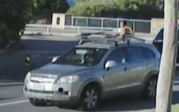 VIDEO: Vozila nago dete na krovu automobila