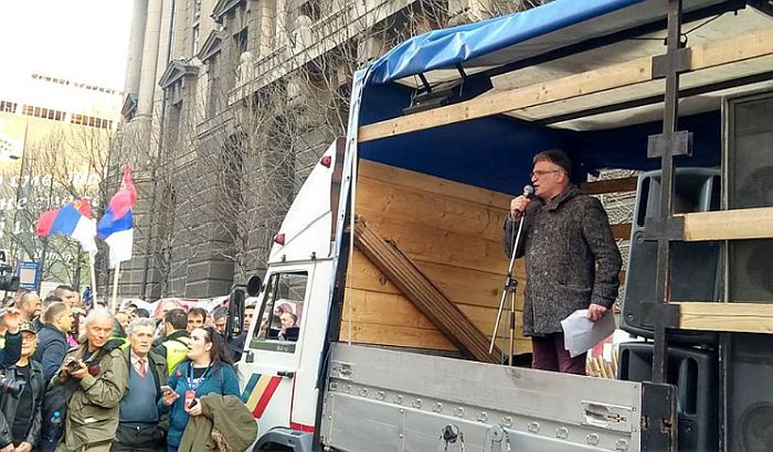 Protest u Beogradu: Venac sa fotografijom Olivera Ivanovića ispred Pinka, ograda sa Trga Republike odneta do Skupštine