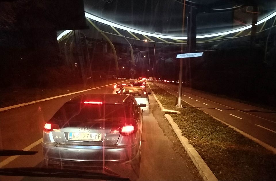 VIDEO: Kolaps na Varadinskom mostu, autobusi i automobili bili "zaglavljeni" u saobraćaju