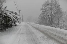 AMSS: Do pet centimetara snega na putevima u Srbiji, zadržavanja na granici