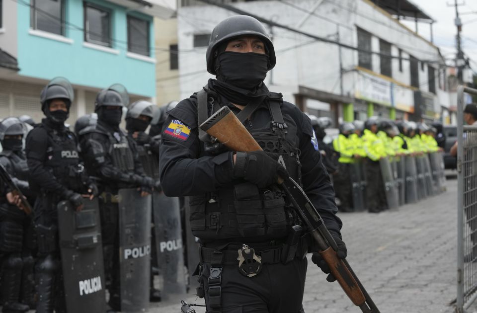 Grupa naoružanih upala u televiziju u Ekvadoru: Prekinula program i pretila zaposlenima