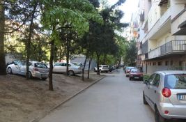 FOTO: Stanari dela Grbavice decenijama parkiraju unutar bloka - sad za to dobijaju kazne