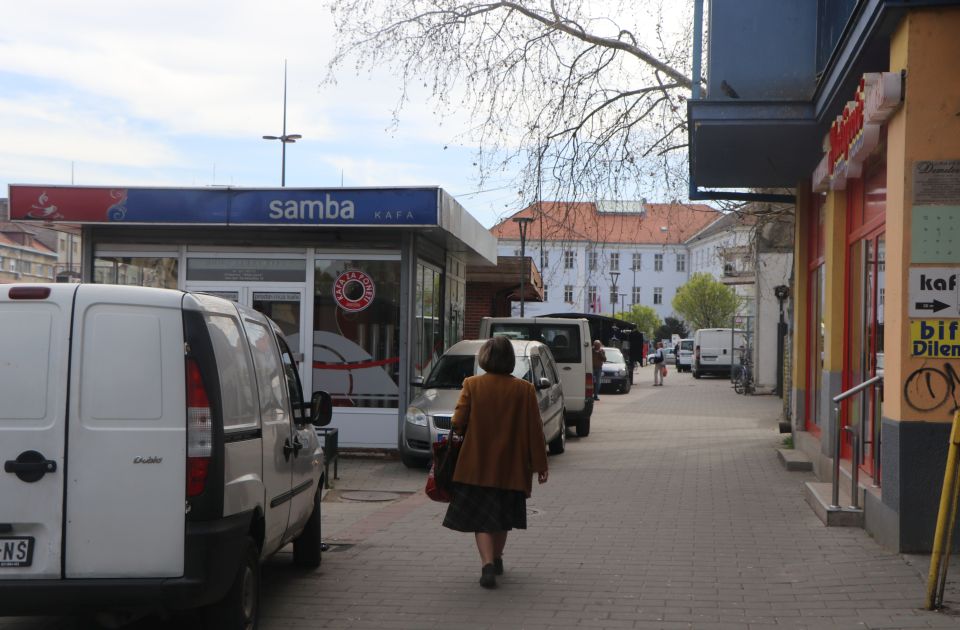 FOTO, VIDEO: U pešačku zonu kod Riblje pijace ulazi i parkira se ko stigne, zaštitni stubić u kvaru