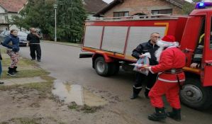 FOTO: Vatrogasni Deda Mraz iznenadio mališane u Bukovcu