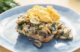 Savršen doručak ili večera: Kremasta kajgana sa pavlakom i pečurkama