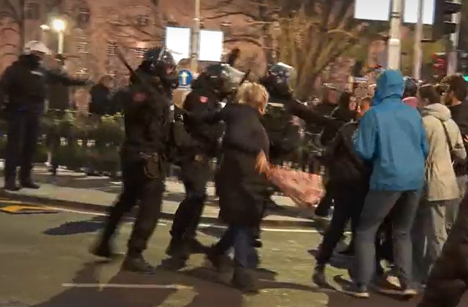 VIDEO Pendrečenje golorukih starijih ljudi i studenata ispred Rektorata: Kada policija sme da primeni silu?