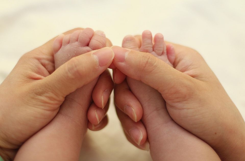 Roditelji-negovatelji će primati mesečnu naknadu od 65.000 dinara i radni staž