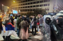 VIDEO Protest u Novom Sadu: Građani kod Banovine, kordon na bulevaru