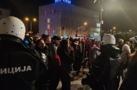 UŽIVO VIDEO Protest u Novom Sadu: Policijski kordoni kod SNP-a, tu su i pristalice vlasti