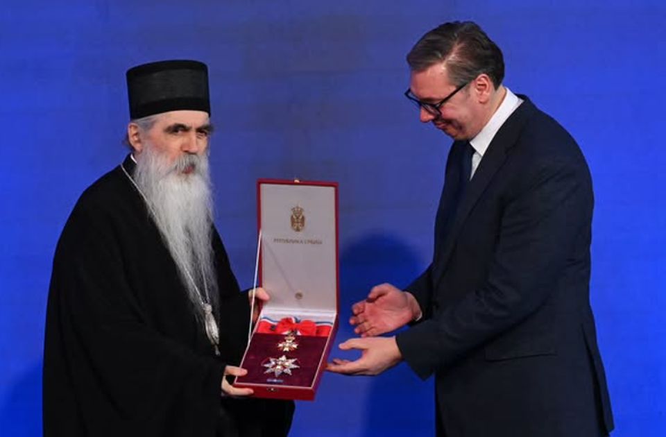 FOTO: Vučić povodom Dana državnosti odlikovao mitropolita bačkog Irineja i druge laureate