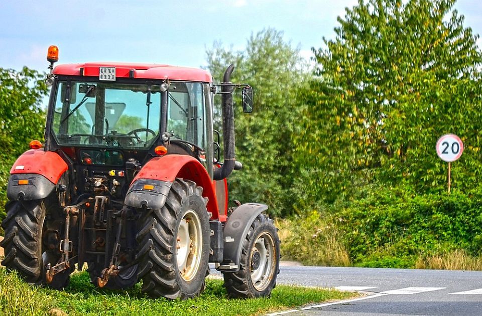 Poljoprivrednici "do daljeg" traktorima blokirali raskrsnicu na ulazu u Raču, najavljena radikalizacija