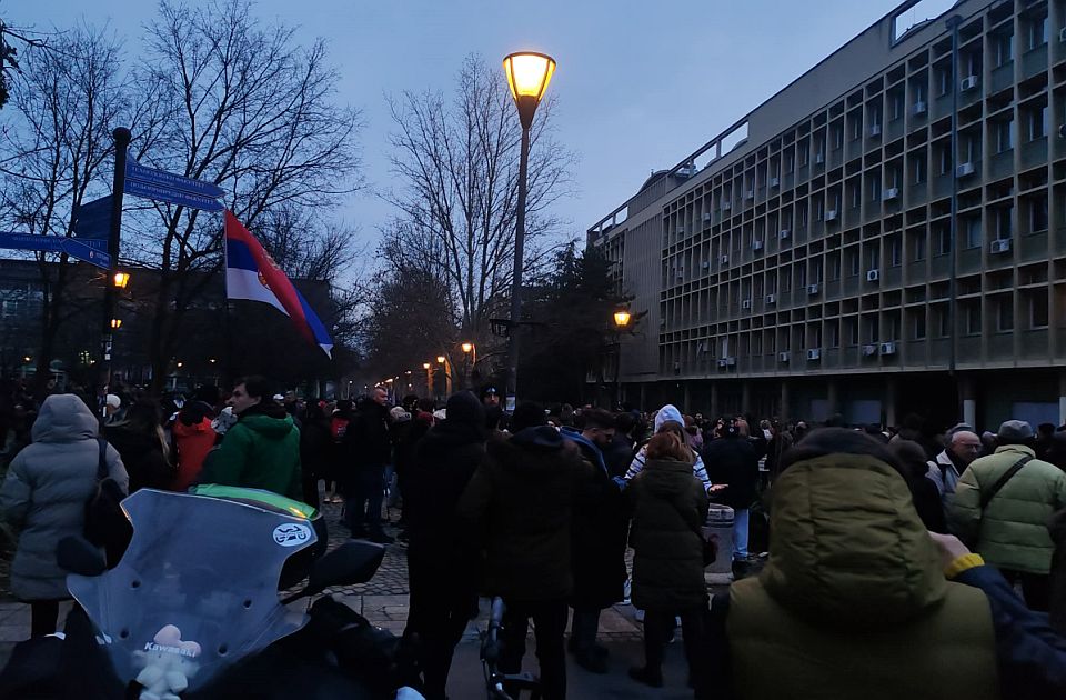 Počeo protest u Novom Sadu: Vučić otkazao dolazak, građani ipak na ulici