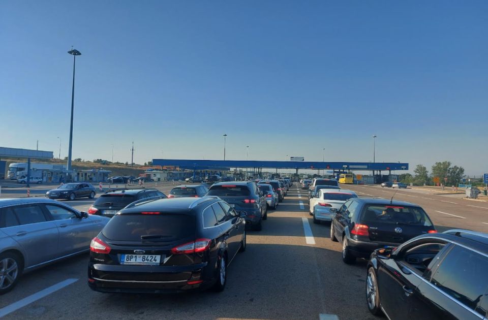 Četiri sata automobili čekaju na Horgošu, na Batrovcima tri sata