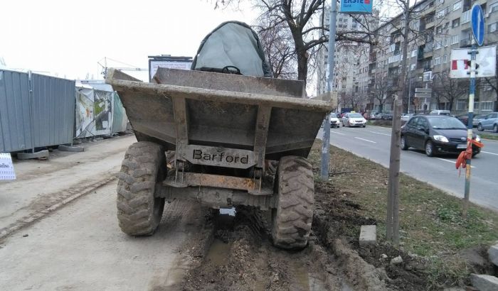 FOTO: Zbog izgradnje Promenade uništeno zelenilo, stradale i staze