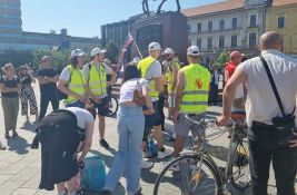 FOTO Studenti krenuli peške iz Zrenjanina na protest u Novom Bečeju: 