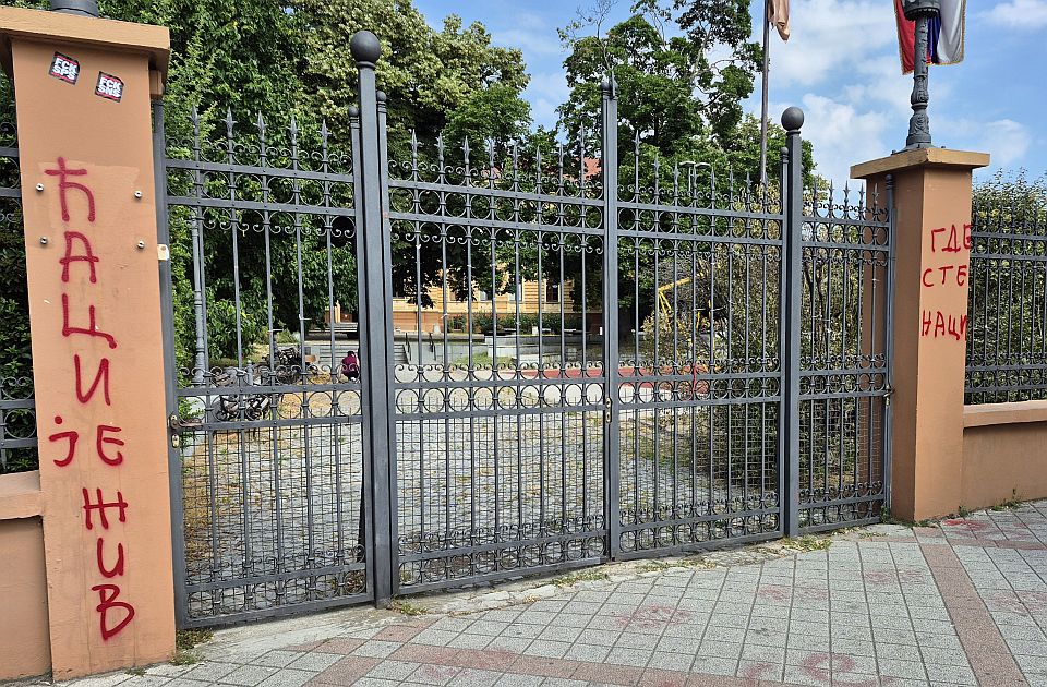 Kreni-Promeni podneo krivičnu prijavu zbog grafita na Jovinoj: Sramne poruke na školi