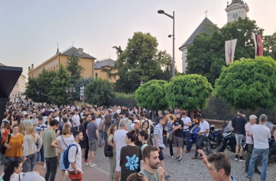 Novosađani ispred Jovine gimnazije: Protest zbog 