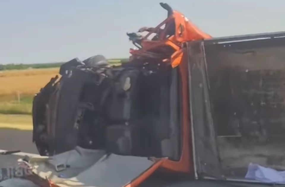 VIDEO: Četiri osobe povređene u nezgodi na auto-putu kod Novog Sada