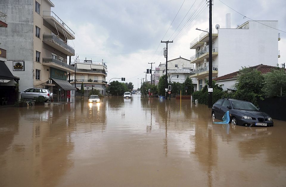 Desetak porodica iz Srbije zaglavljeno u Grčkoj zbog poplava, bujica im odnela vozila u more