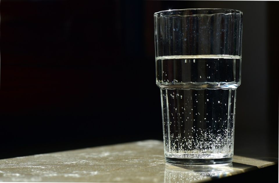 Zašto bi sve trebalo da pijete toplu vodu