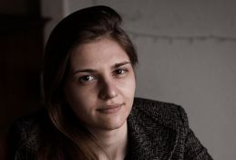 Pesnikinja Radmila Petrović: Božuri ne cvetaju na Kosovu, već u mojim gaćama