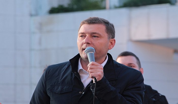 Zelenović: SNS angažovao kriminalne grupe da kupuju glasove