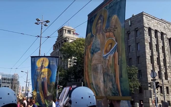 VIDEO: Protivnici Prajda blokirali centar Beograda, nose ikone i pevaju pesme o Kosovu