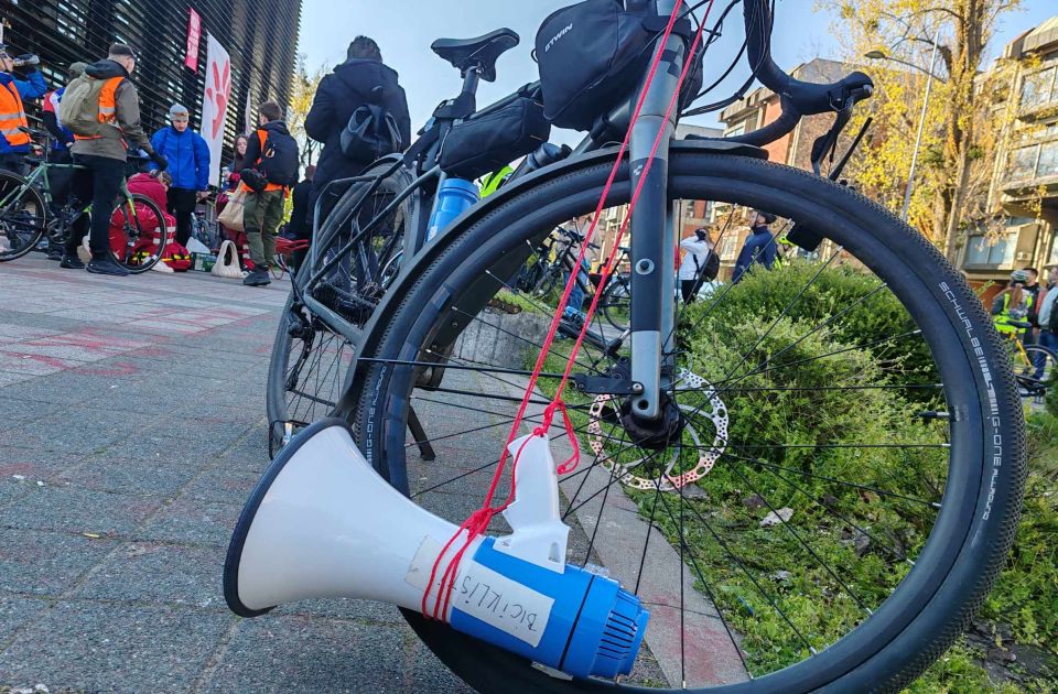 Novosadski studenti biciklima i peške idu na protest 