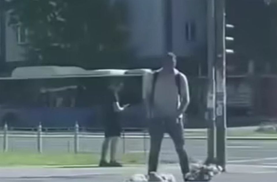 VIDEO: Mokri na cveće ostavljeno za nastradale pod nadstrešnicom