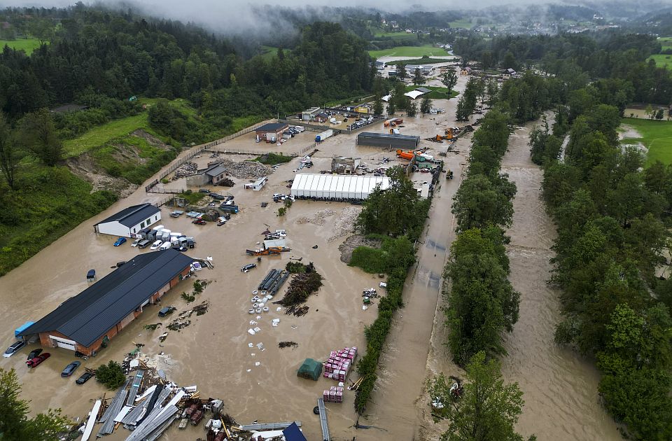 Mrtav čovek nađen u septičkoj jami nakon poplava u Sloveniji