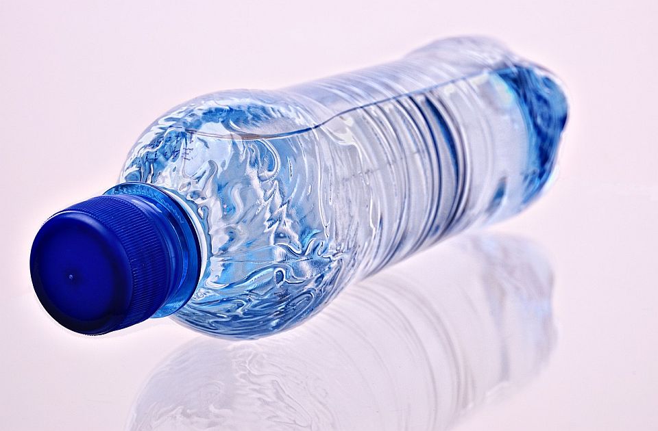 Istraživanje: Flaširana voda u proseku sadrži četvrt miliona komada nanoplastike