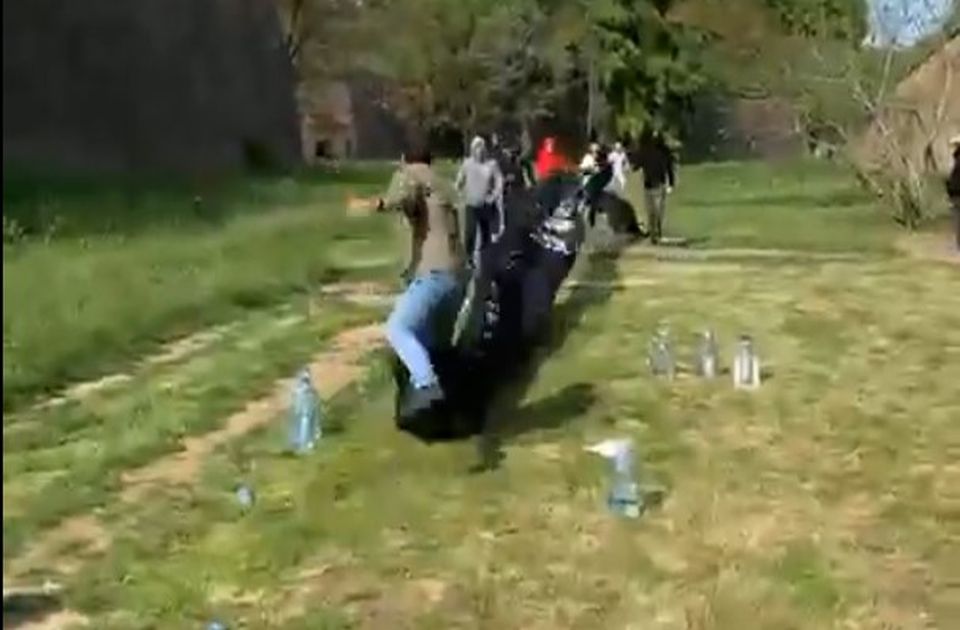 VIDEO: Grupa maskiranih mladića napala članove Zajedno na Petrovaradinskoj tvrđavi