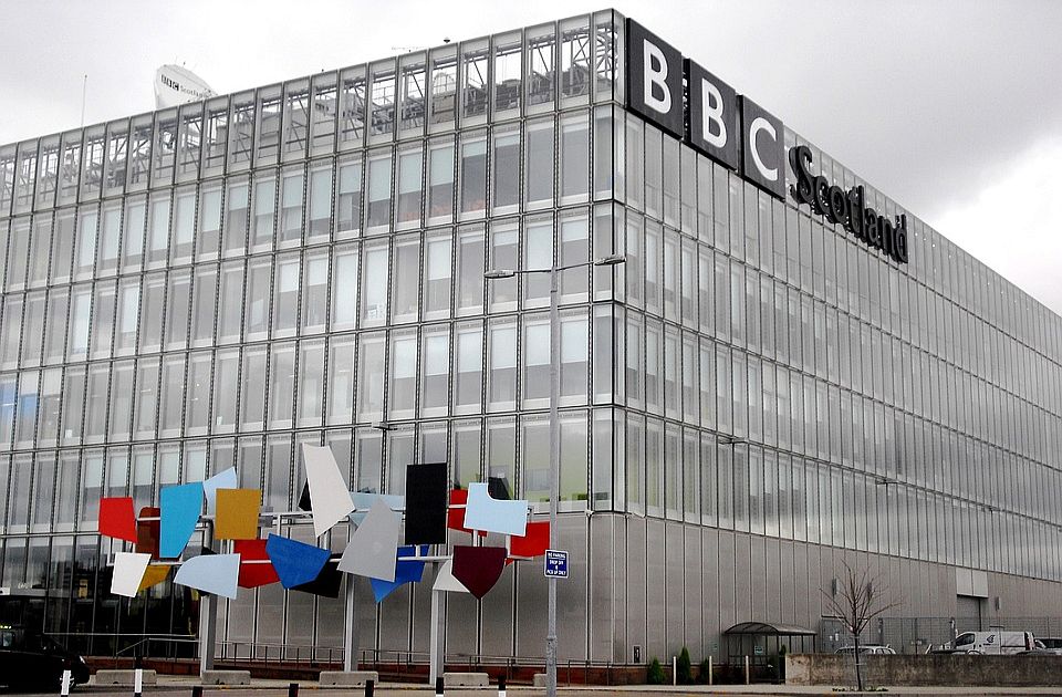Predsednik upravnog odbora BBC podneo ostavku zbog kršenja pravila o javnim imenovanjima 