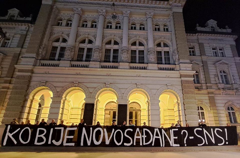 FOTO: Opozicija ispred Gradske kuće postavila transparent "Ko bije Novosađane - SNS"