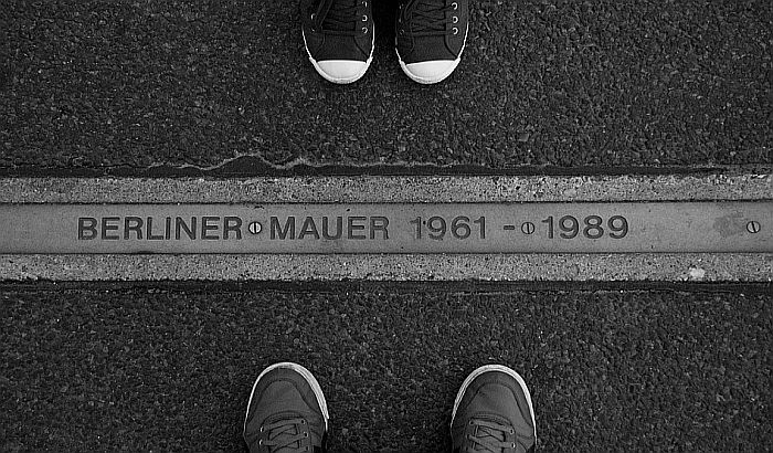 Tri decenije od pada Berlinskog zida: Nevidljiva barijera i dalje deli Nemačku