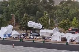 VIDEO Vetar opet oduvao Ćacilend: Šator napravio blokadu puta