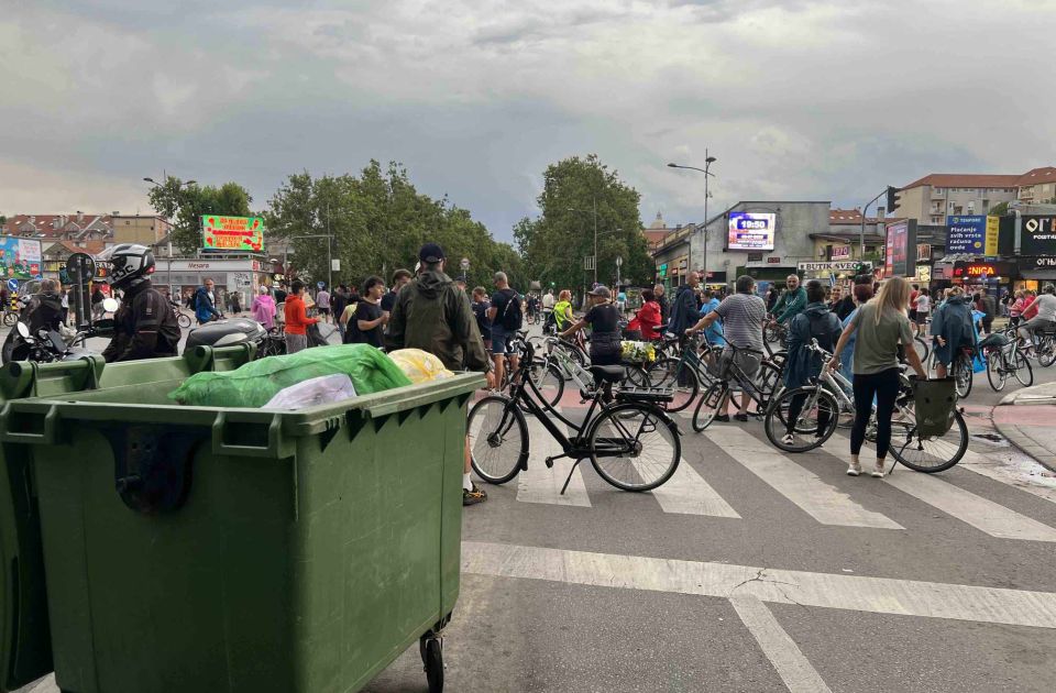 FOTO: Blokade u Novom Sadu i pored pljuska