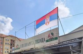 FOTO: Zastava Srbije istaknuta na novosadskim pijacama povodom državnog praznika