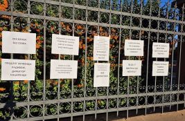 FOTO: Skup roditelja đaka Jovine gimnazije - na ogradi poruke o problemima u toj školi