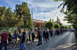 FOTO, VIDEO: U toku protestna šetnja roditelja đaka Jovine gimnazije - protiv preseljenja dece u druge škole