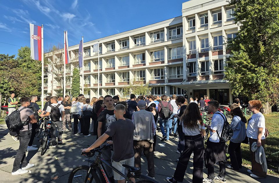 FOTO, VIDEO: Završen skup roditelja đaka Jovine gimnazije - zatraženo da sva deca imaju nastavu na istom mestu