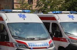 Motociklista povređen u udesu na Novosadskom putu, žena prilikom naglog kočenja autobusa u Kamenici
