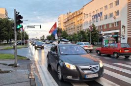 VIDEO: Kolona vozila sa zastavama Srbije ulicama Novog Sada nakon usvajanja Rezolucije o Srebrenici